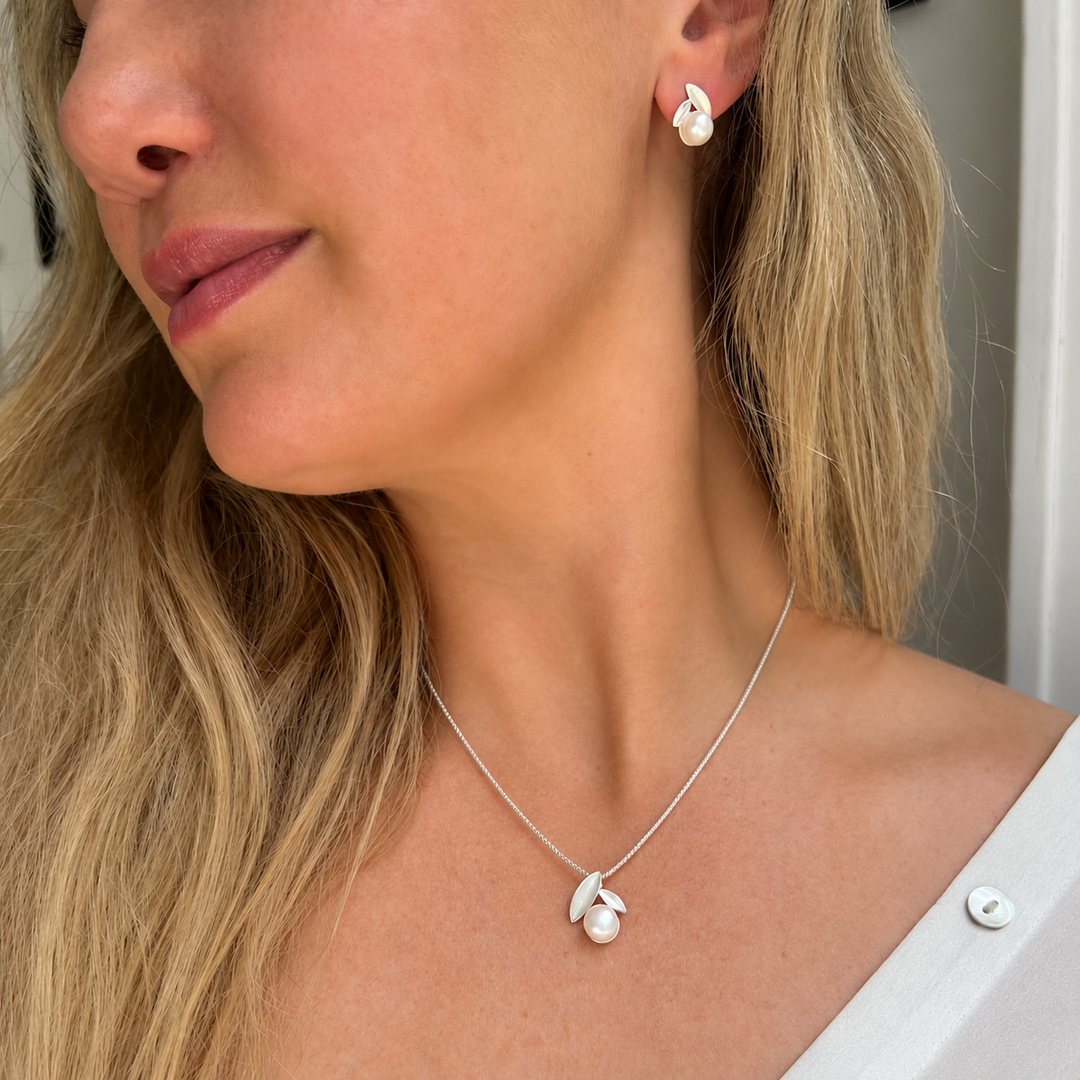 Pearl & Silver Leaf Pendant Necklace